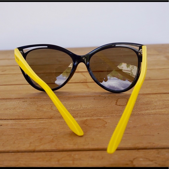 VERSACE sunglasses. - Picture 5 of 5